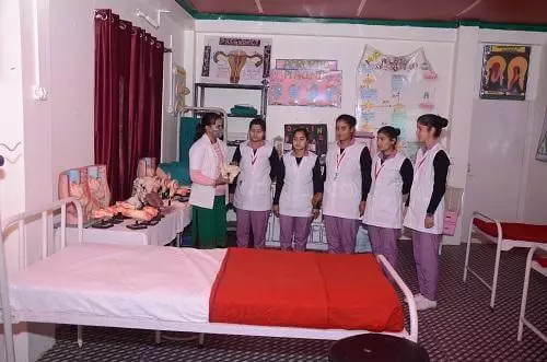 teacher teaching students in practical lab